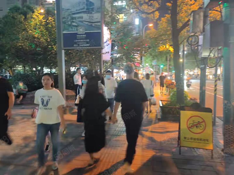 大学路主街品牌必争之地，餐饮条件齐全，招酒吧西餐简餐东南亚菜
