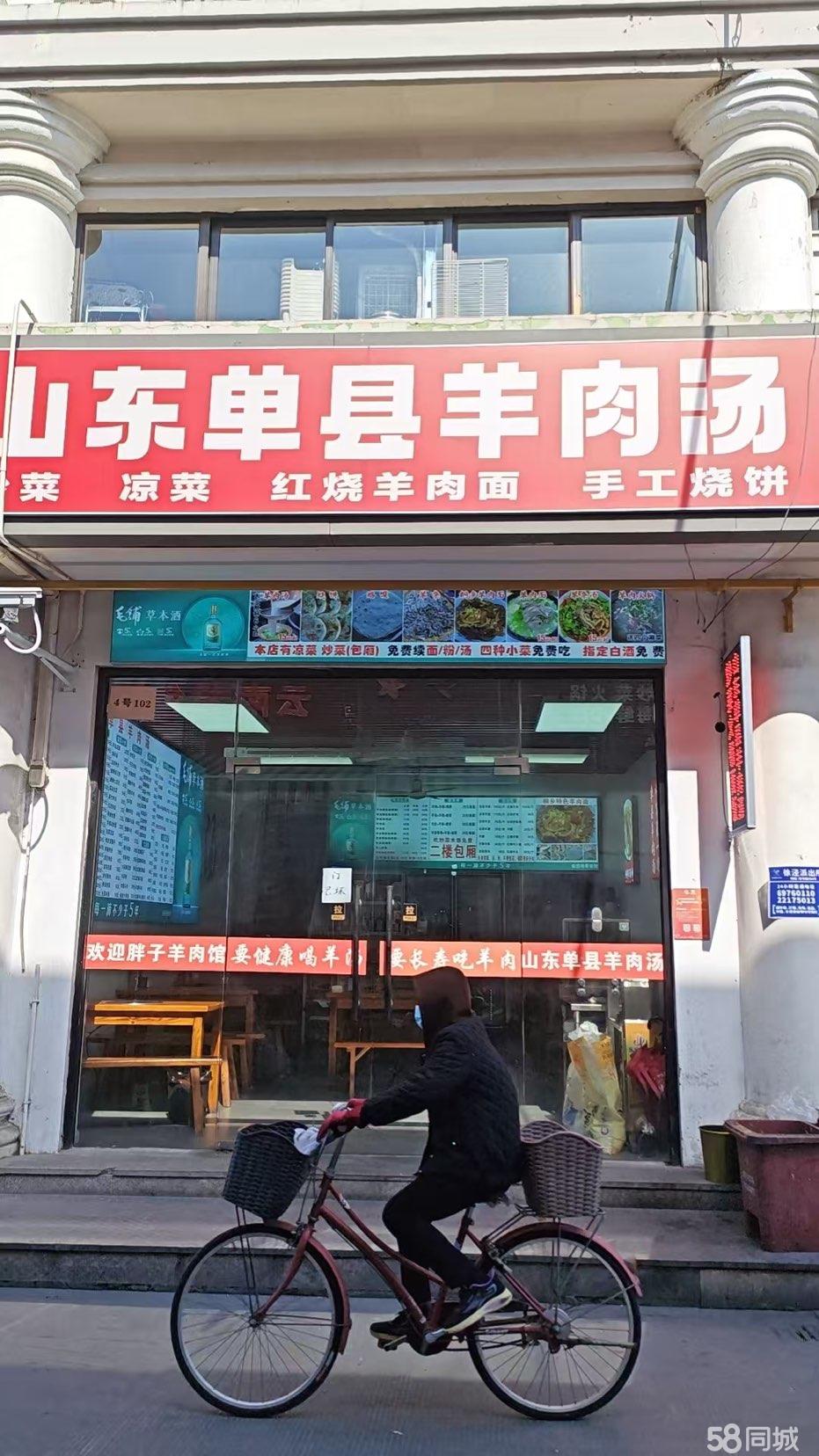 还带一个香烟证，营业执照