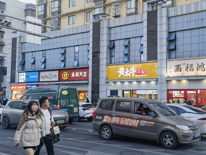 三山街 十字路口 6米门头 门口人流不断 适合面条或品牌店
