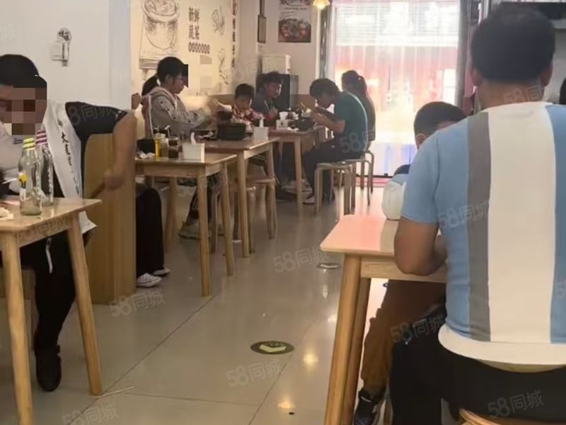 （鸿豪商铺选址）急转超人气流量品牌米线店店装修好人