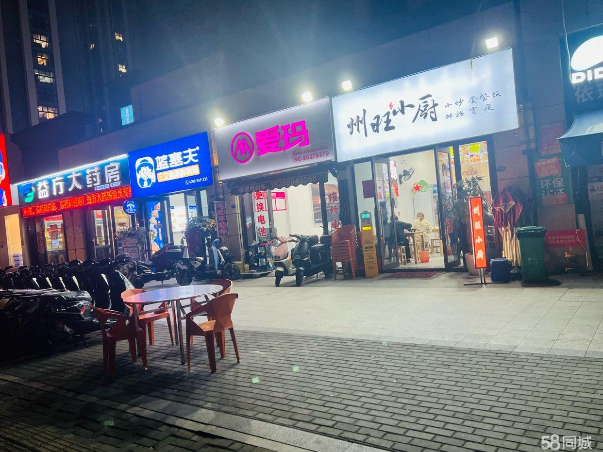 沿街商铺，临近地铁口，人口流动性大，适合各种餐饮。