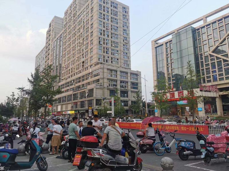 南艺门口给钱就转！全天人流性价比高同排都是大品牌适合各类餐饮