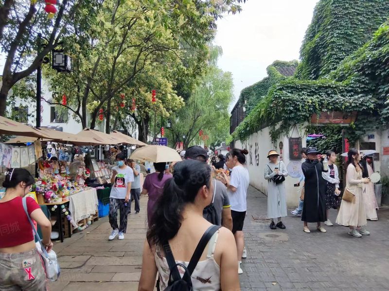 平江路南段主街沿街店面，房东签，租金便宜，文创糕点等。
