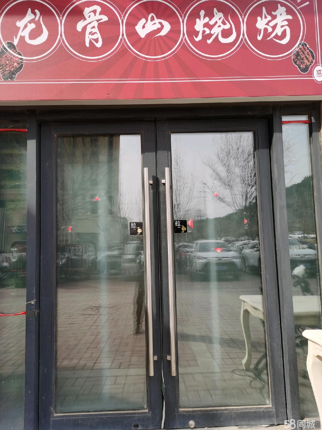中新国际城商铺（烧烤店）出租转让。外摆20张桌子一百平。