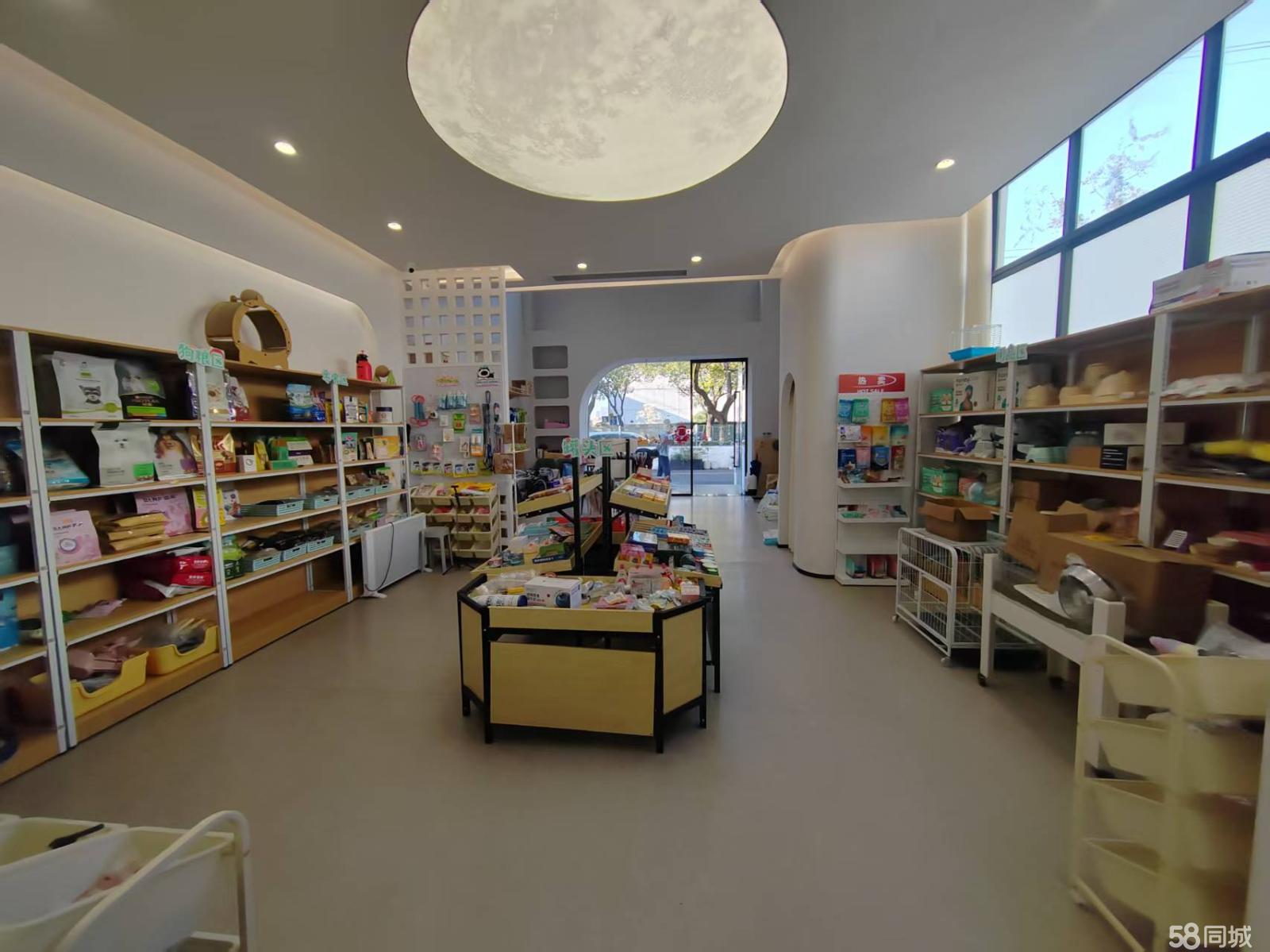 出租，宠物美业培训办公服装直播店出租，旁边就是学校