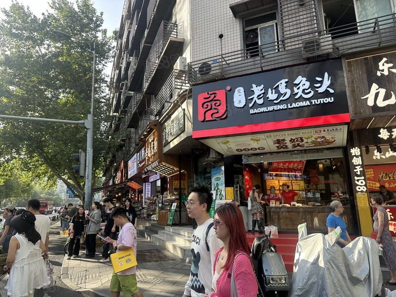 春熙路生意懂得塞 春熙路地铁口带全新装修,接手即可营业