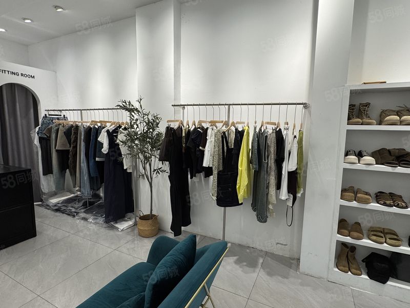 1350(店面帮)江夏区传媒学院精装女装店店整转,低租金!