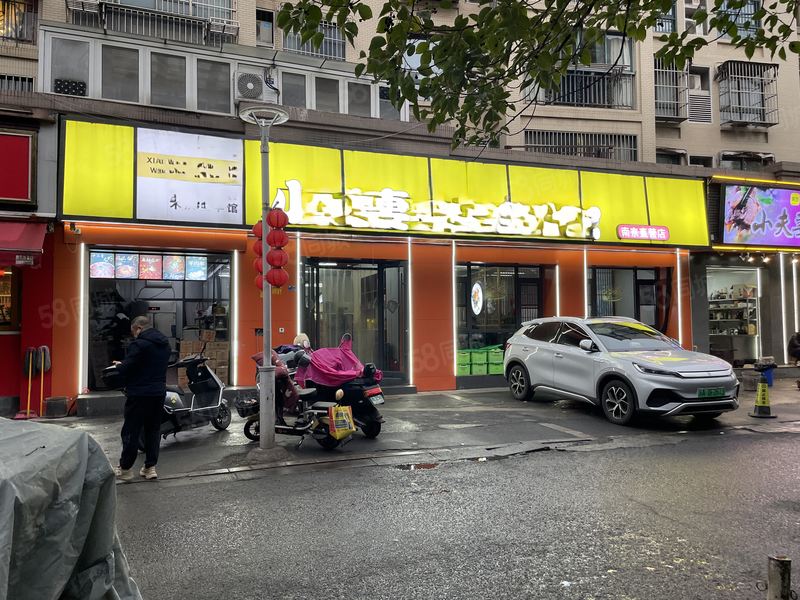 在营中饭店带生意转让，四连间位置好