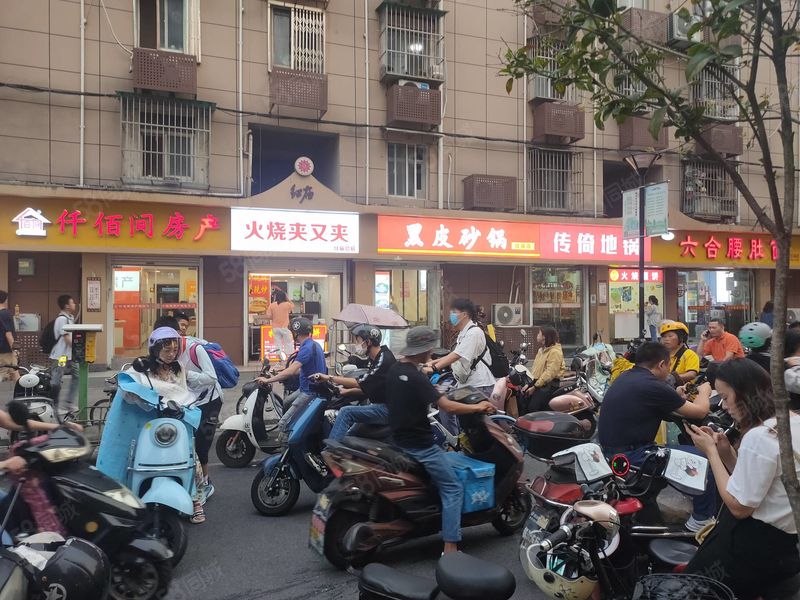 红庙美食街临街旺铺转让市口非常好人流量大餐饮美食一条街商业房
