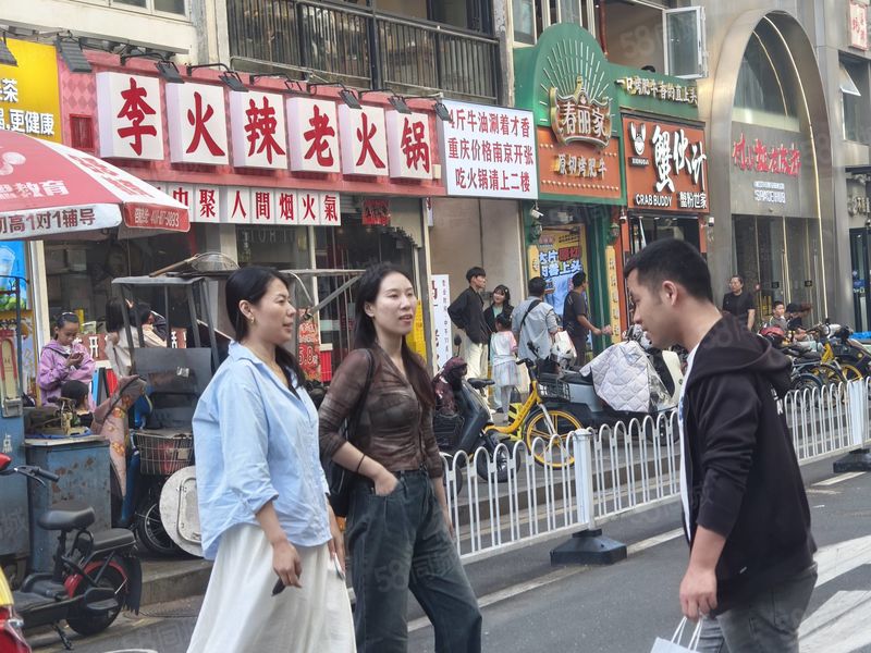 新街口商圈羊皮巷临街旺铺转让市口非常好人流量大交通方便临近地