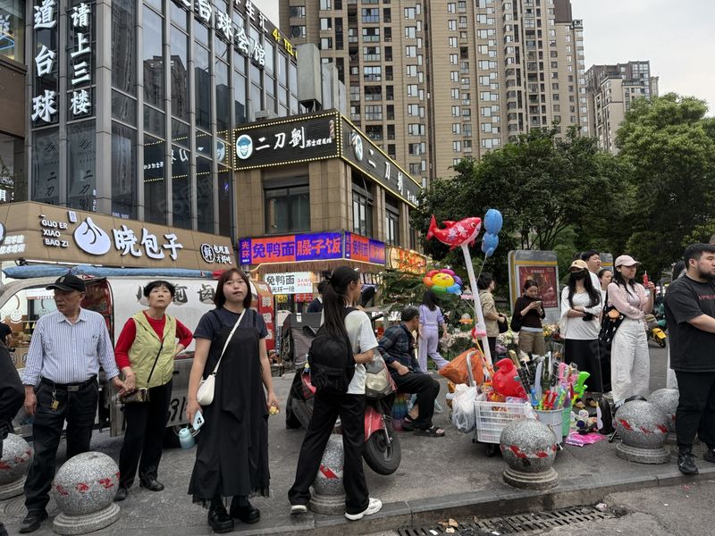 两江新区 光环购物 轻轨站出口旺铺转让8万可谈 大人流