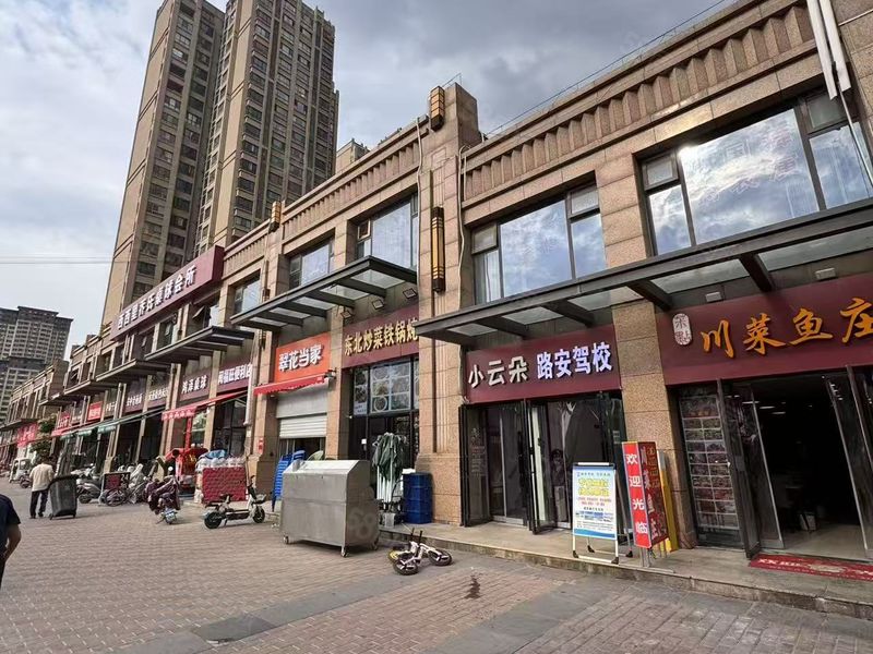 大外摆!大型社区门口餐饮店低价转让 人流大!(A21)易转