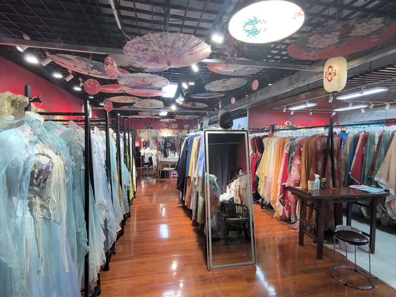 奕宏（S11）西安钟楼经营4年汉服店带客源诚心转让