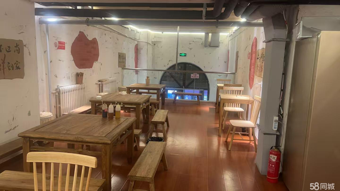 瓦房店五中对面快餐早餐店转让，位置好客源多行业不限