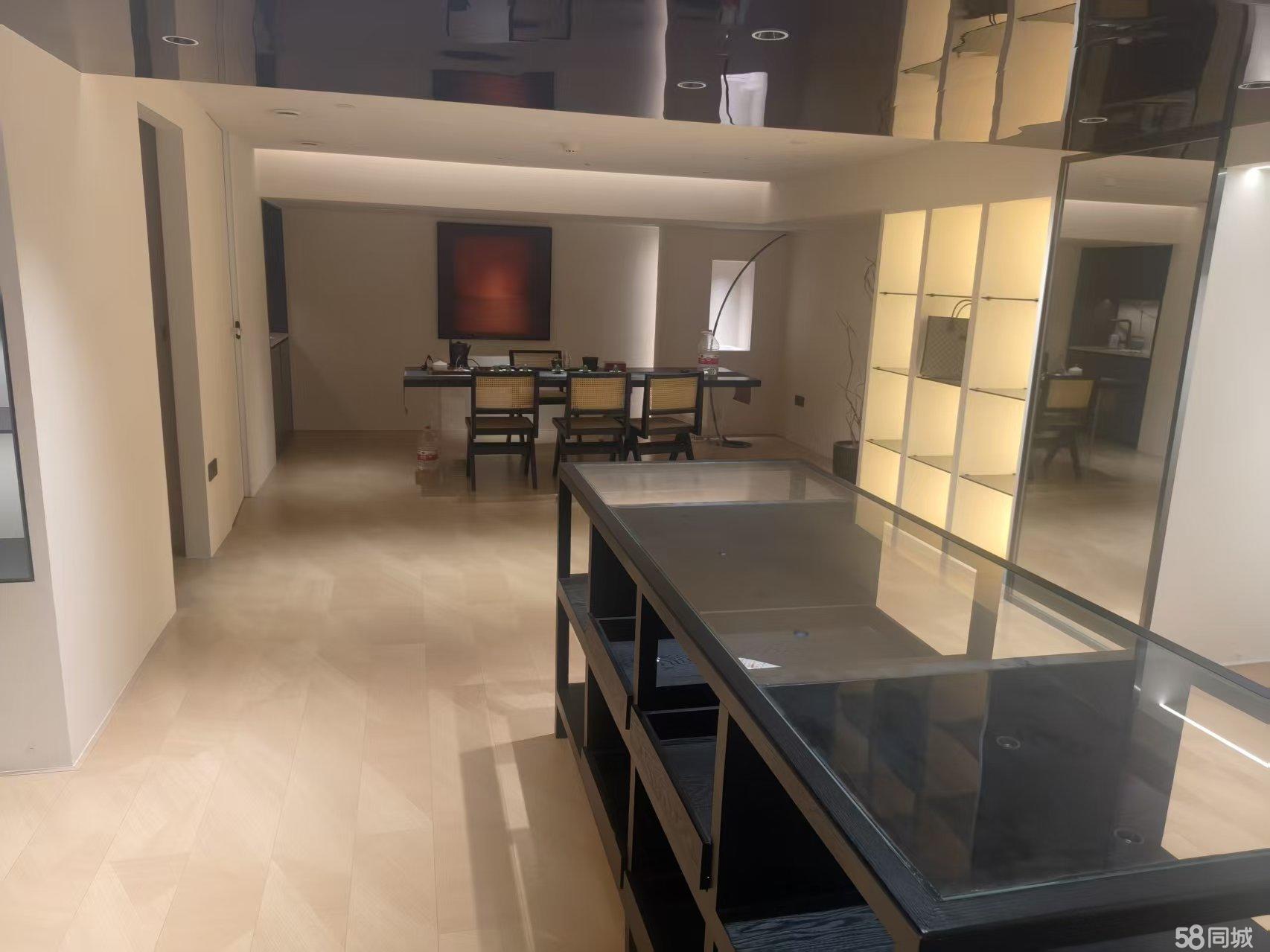 江南水都沿街服装店低价转让（可餐饮)