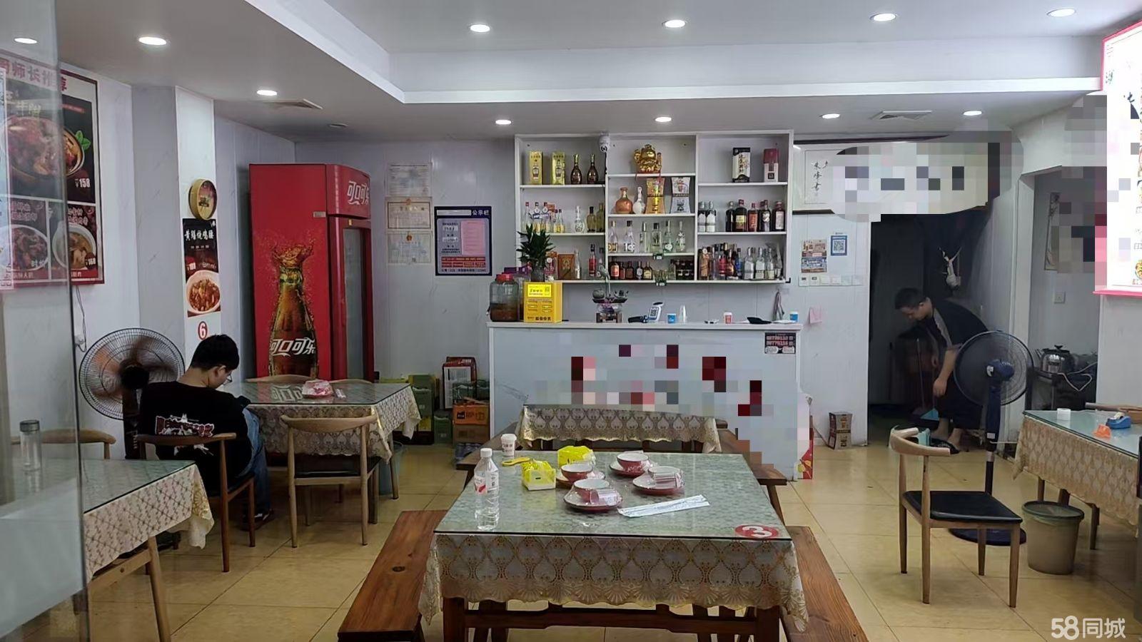 小区门口经营中饭店转让 有包房