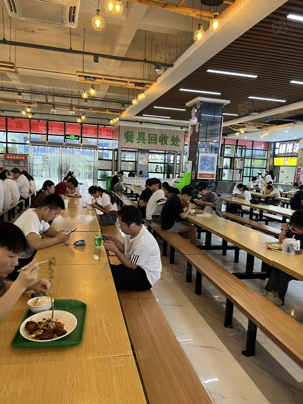 嘉兴南湖学院高校档口暑期招商，招优质产品，位置好随时入驻