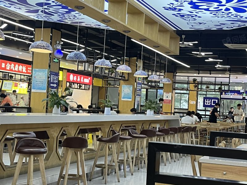 超大档口，设备齐全，入驻可做租金月结，价格可谈，水电自理