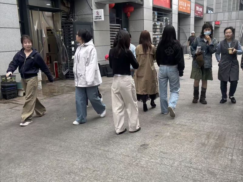 滨江9800人电商传媒园就餐区60平方店铺 早中晚人流量超大