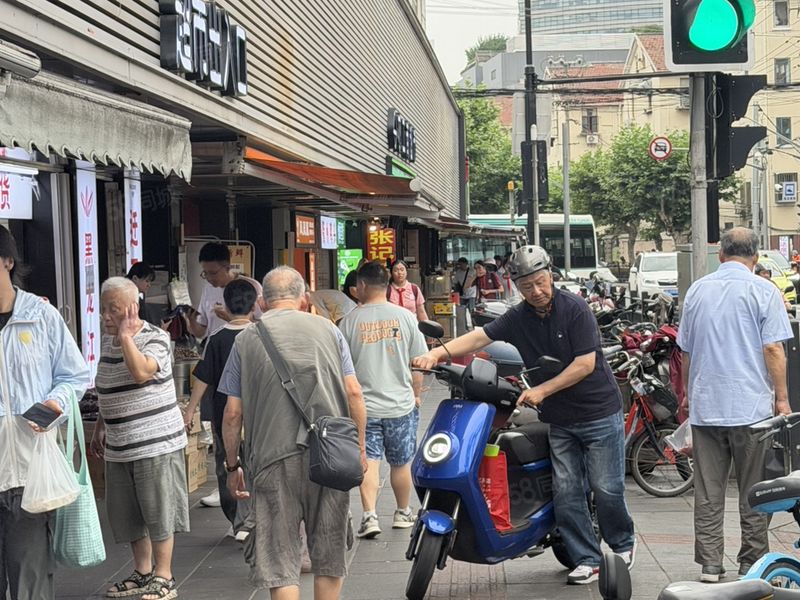 长宁区娄山关路菜场门口沿街重餐饮门面出租适合各类居民业态