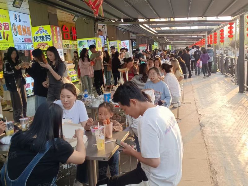 吃货们的啦喜街旺铺招租 适合各地小吃 人挤人 家家都要排队的