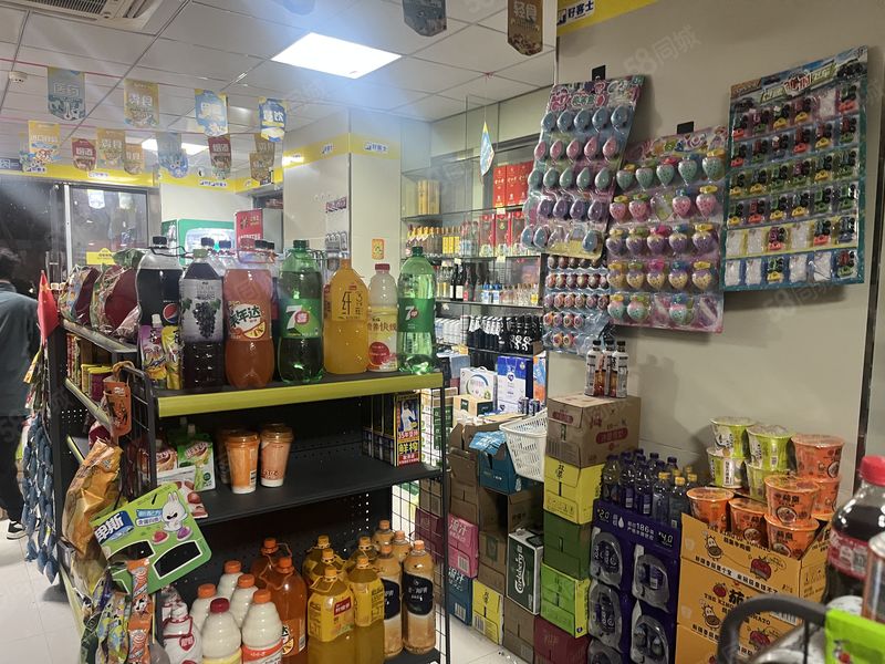 千户小区门口转角便利店 日盈3千 改造空间巨大,后期起码5千