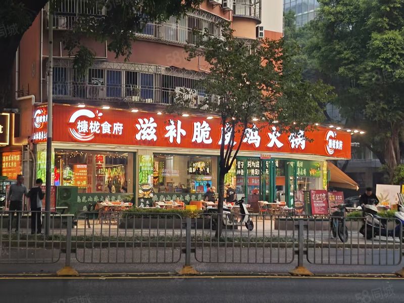 福田上梅林中康路旺铺转让200平，人流大，大外摆，宜烩面小炒