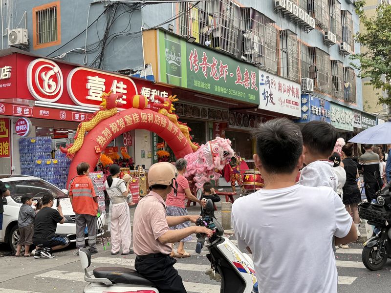 临街城中村大转角便利店铺子守住23000多人 人流大
