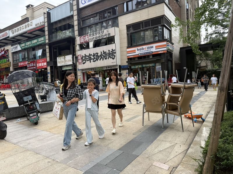 两江新区 怡和路餐饮街 大门头大外摆餐饮铺转让12万可谈