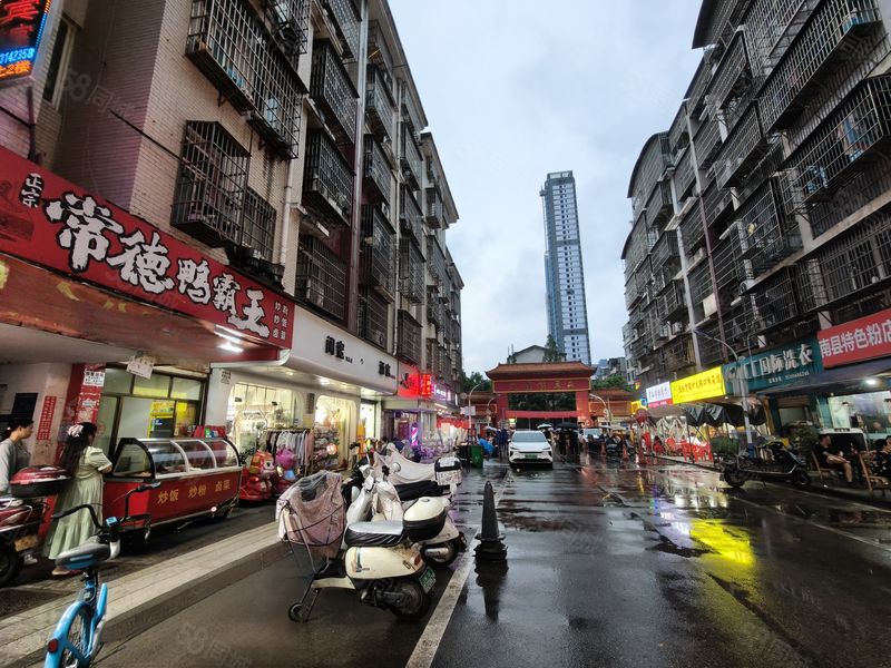 （好房源）2.8万低价转大型成熟小区主出入口临街餐馆