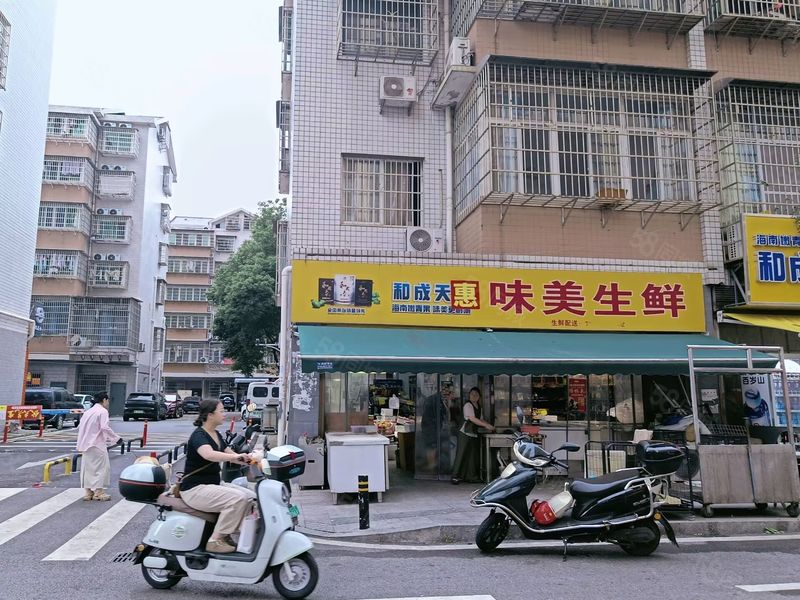 （好房源）5000多户大型成熟小区临街拐角生鲜店转让，可空转