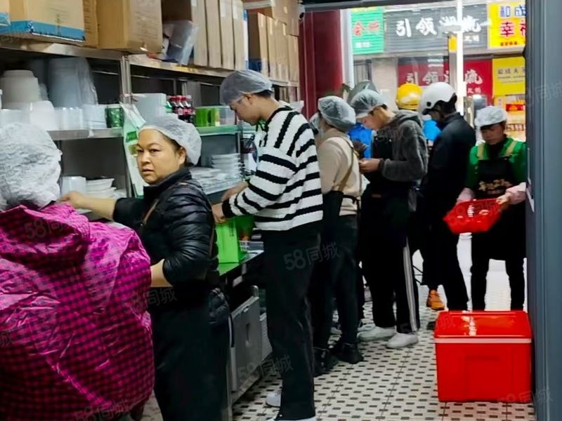 实惠转让！株洲市大型成熟商圈临街300平方餐饮外卖店转让