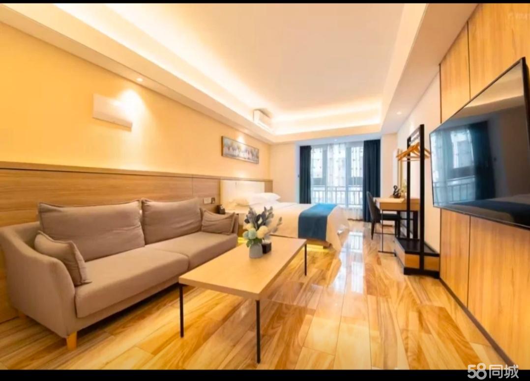 龙子湖地铁口，正在经营酒店，因家中有事急转