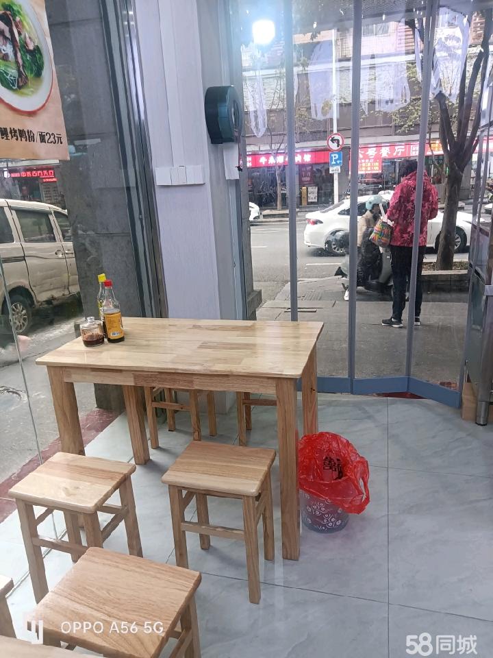 双门店，位置好，人流量大。