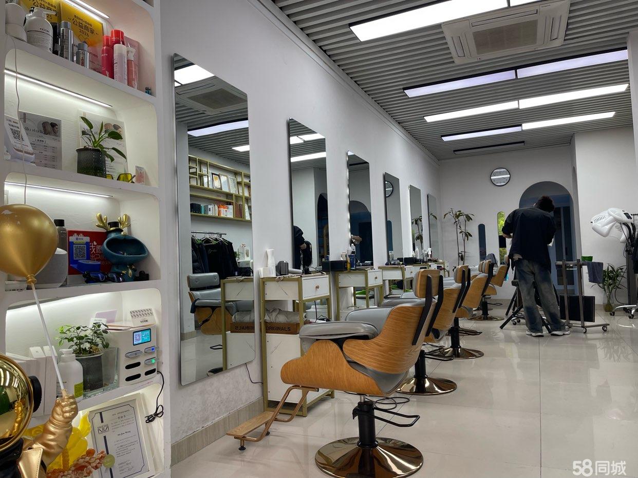 CBD龙湖天街旁临街精装修美发店