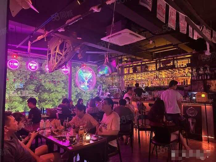 闵行开了3年酒吧转让，沿街地铁口人流量大，小区门口