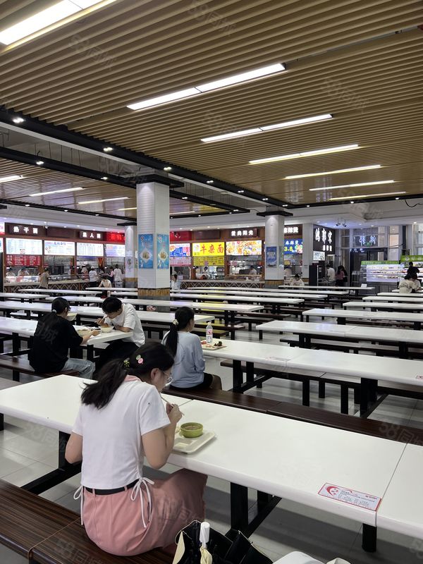 万人全封闭高校档口出租，品类不限，先到先得