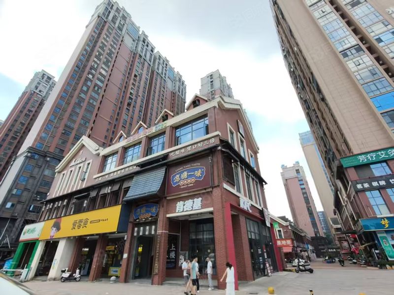 (好房源)紧挨肯德基绿叶水果!万人小区3所高校临街零食店转
