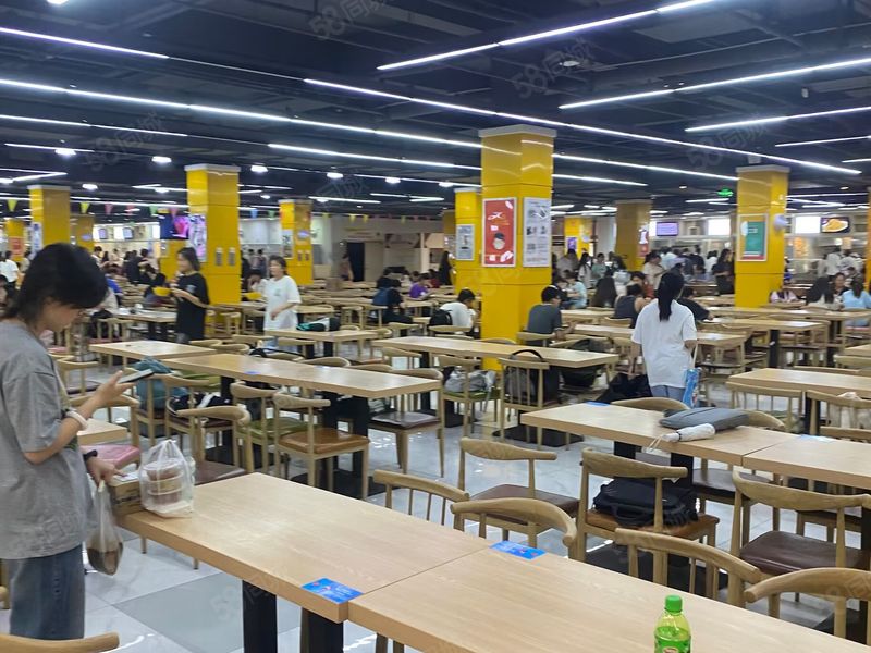 港务区全封闭式院校,在校1万人,餐厅数量少竞争小,米饭面进