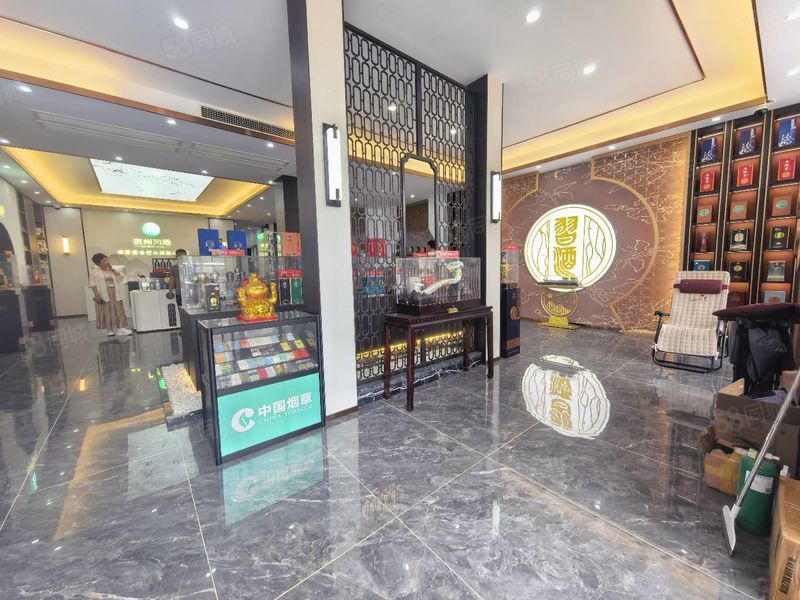 天一广场烟酒店转让，百万豪华装修，上下430平，不限行业