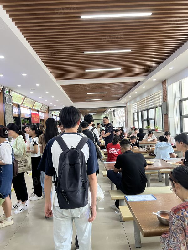 交通职业技术学院全封闭式院校，生意稳定，招优质产品随时入驻