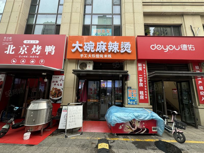 （捷铺商业）高新区两所学校旁，社区商业街麻辣烫早餐店可住人