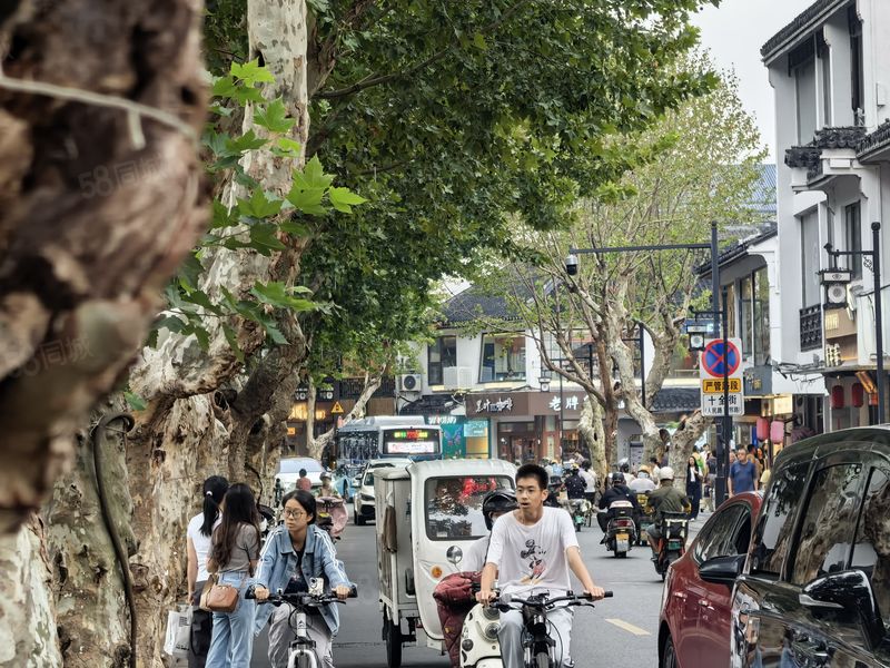 网红街十全街七百号左右沿街70平，适合网红类餐饮全天人流不断