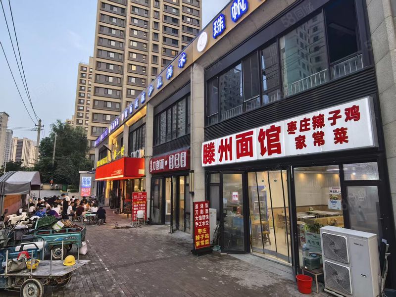 （闪 铺商业）刘智远路金茂府临街餐饮旺铺转让 8米展示面