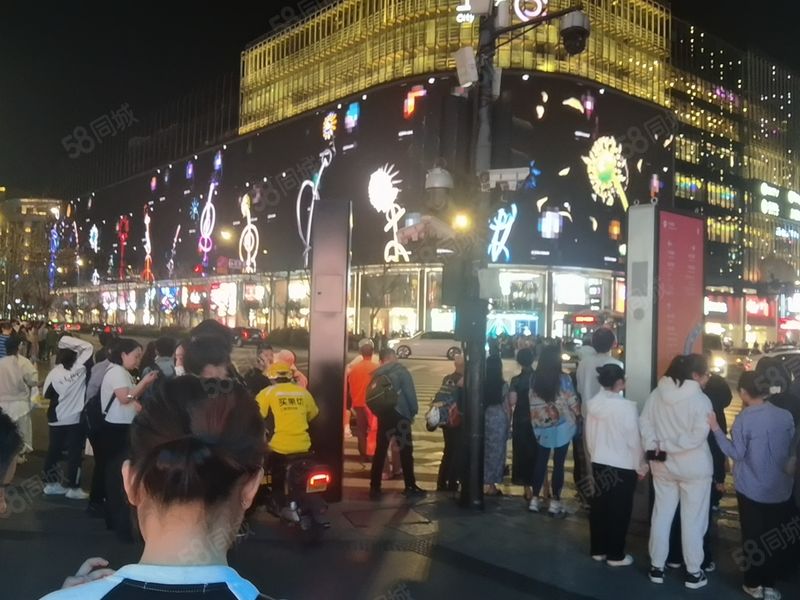 西湖边，拐角位置，有预算品牌首店看过来！