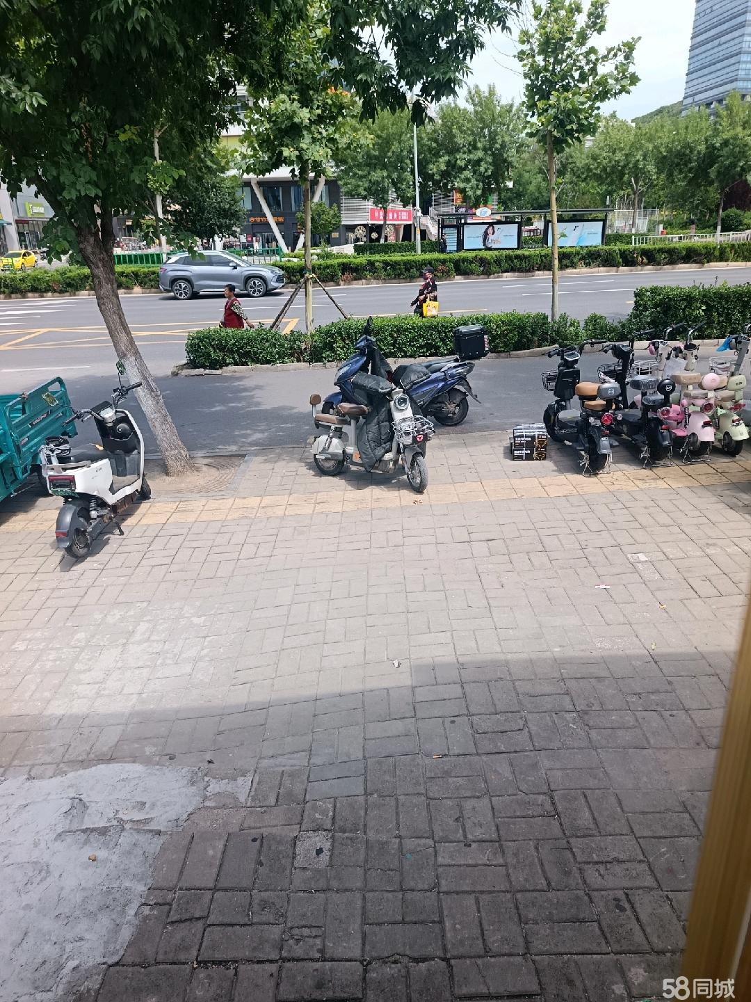 沿街门店，停车方便，门前可以摆摊！