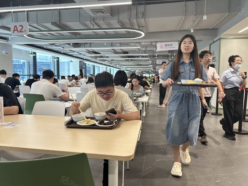 不在市区，位置偏僻大学食堂档口招商，今年新生5000，人流大