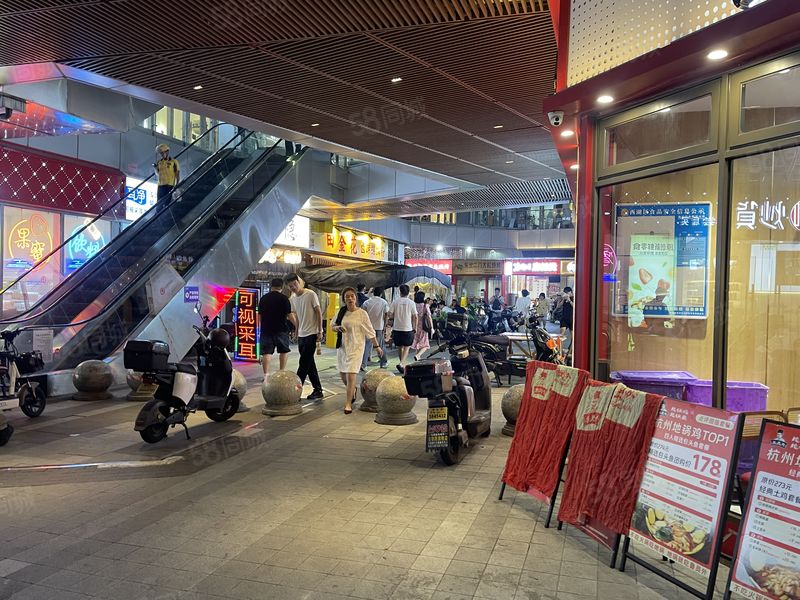 商场门口楼上公寓，饭口加外卖排队，适合各类特色餐饮。