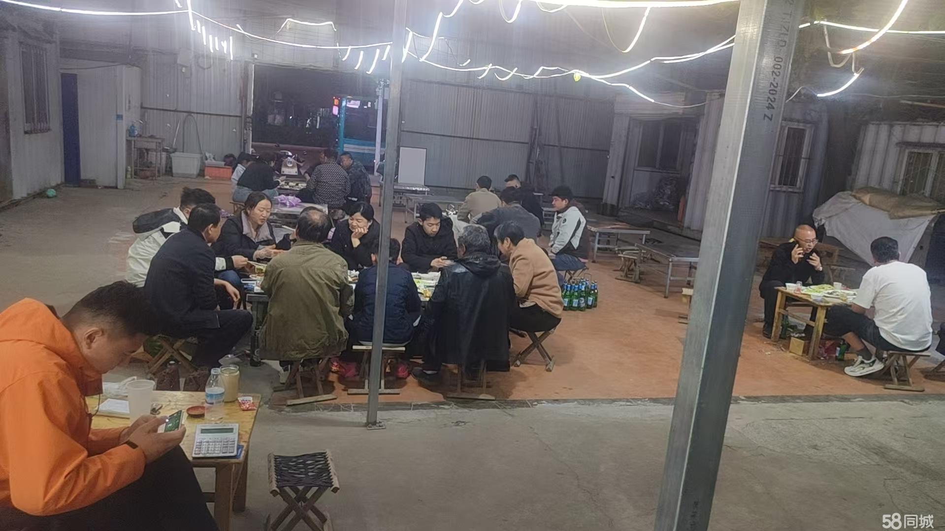临街烧烤大院，有稳定客源，孩子上学问题，急转