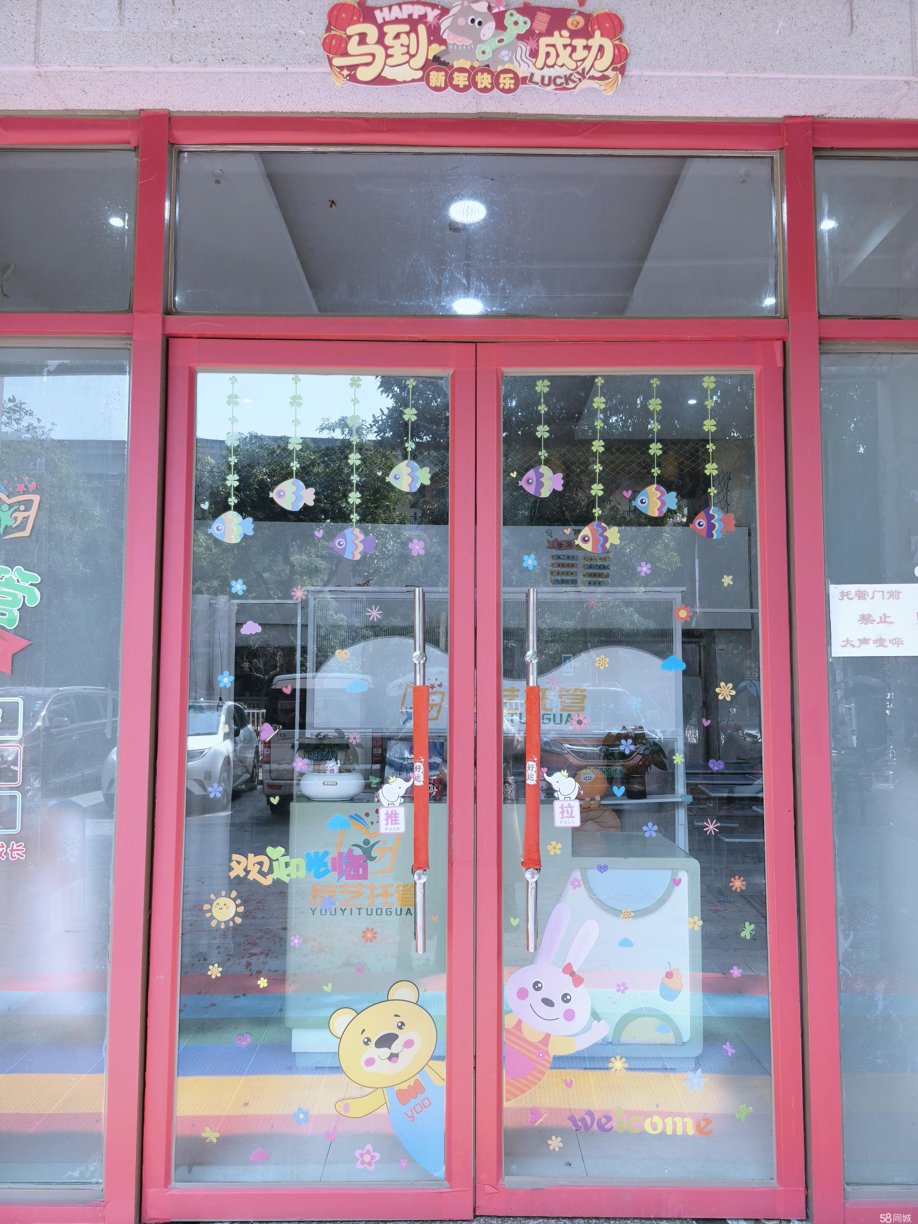 【校门口铺面诚意转让】
本校正对面成熟场地,位置得天